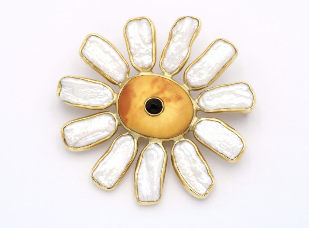 “Χαμομήλι” Καρφίτσα- Πανταντίφ χρυσή με μαργαριτάρια, κεχριμπάρι, όνυχα