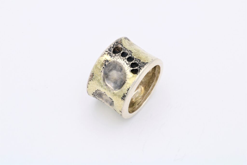 “Walkin`on wet sand” Ring, silver and gold