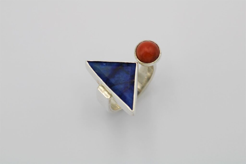 “Coral dot” Ring, silver, coral, lapis