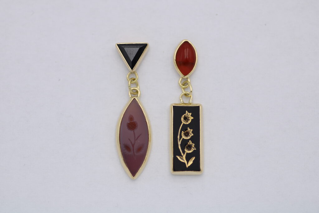 “Balanced asymmetry”  Earrings gold, onyx, carneol