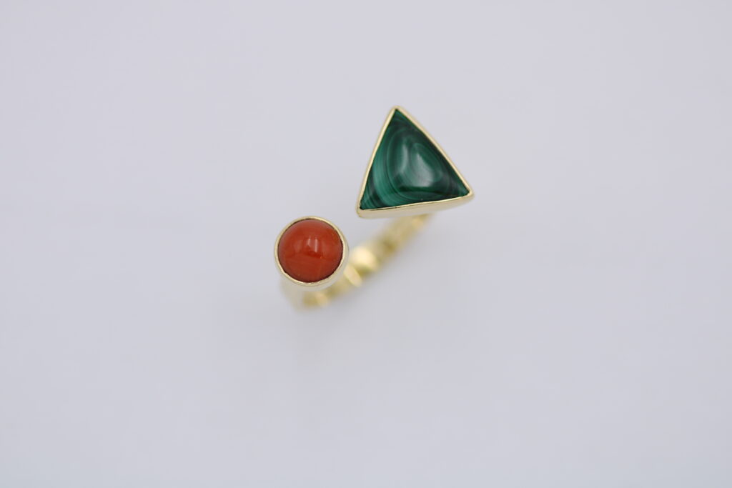 “Coral dot” Ring, gold, coral, malachite