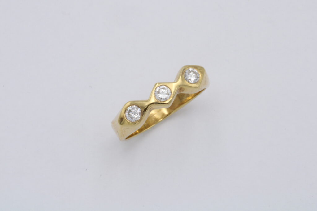 “Τρίπετρο ρομβοειδές” Δακτυλίδι χρυσό με διαμάντια