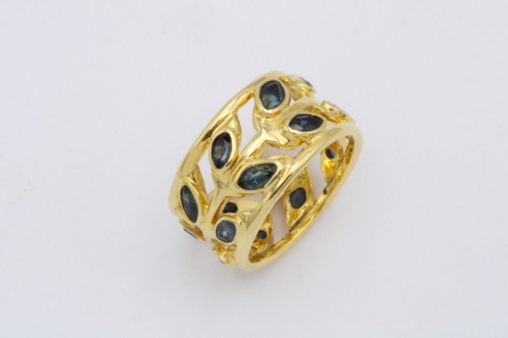 ”Laurel wreath“ Ring, gold, saphire