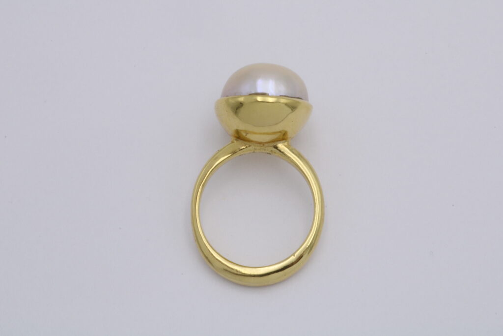 “Cup ring II” Ring, gold, pearl