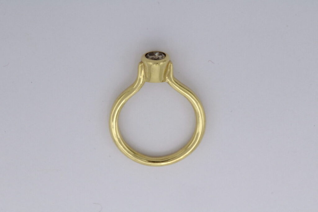 “Solitaire with a twist” Ring, gold, diamond