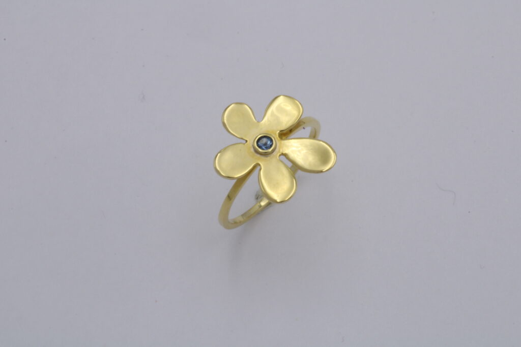 “Five petals” Ring, gold, saphire