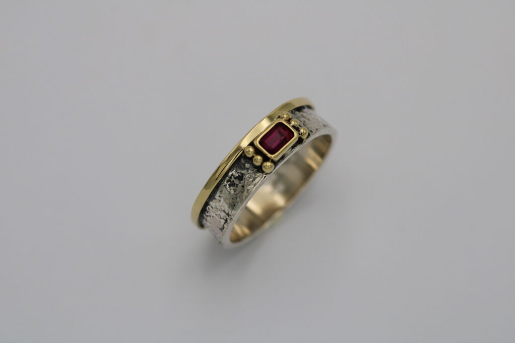 “One side ΙΙI” Ring, silver and gold, garnet