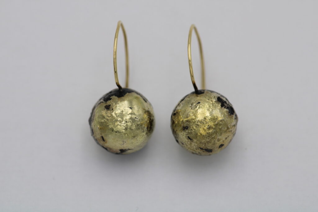 “Oxidized spheres” Earrings, silver and gold