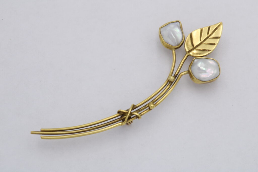 “Leaf” Brooch gold, pearl