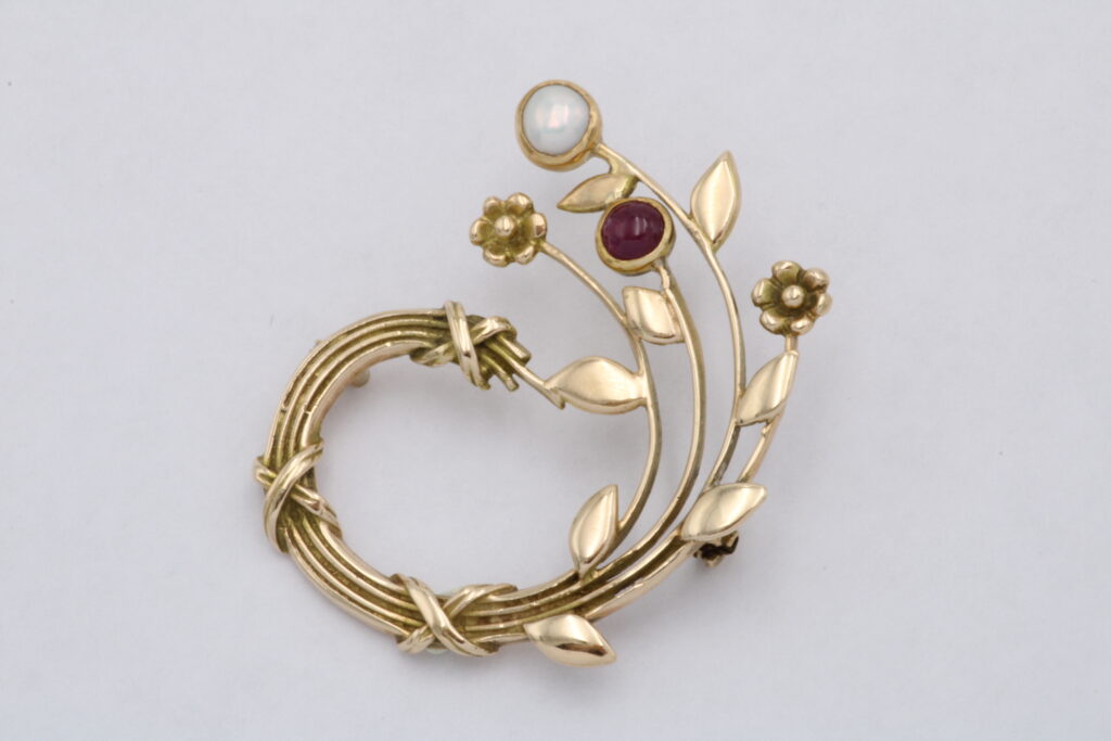 “May” Brooch gold, ruby, pearl