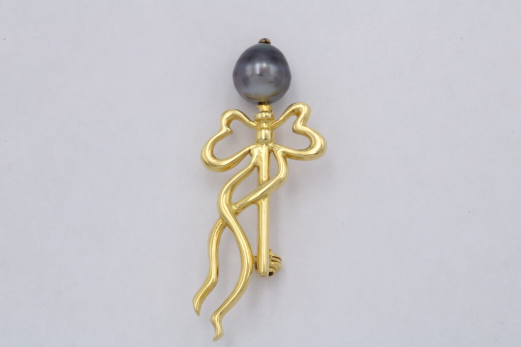 “Bow Ι” Brooch gold, pearl