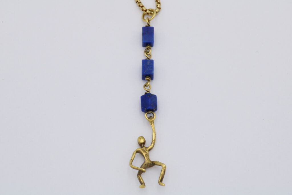 “On the edge” Pendant gold, lapis lazuli