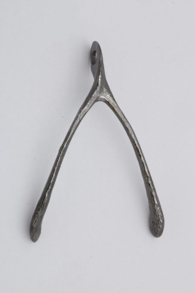 “Wishbone I” Pendant silver, black