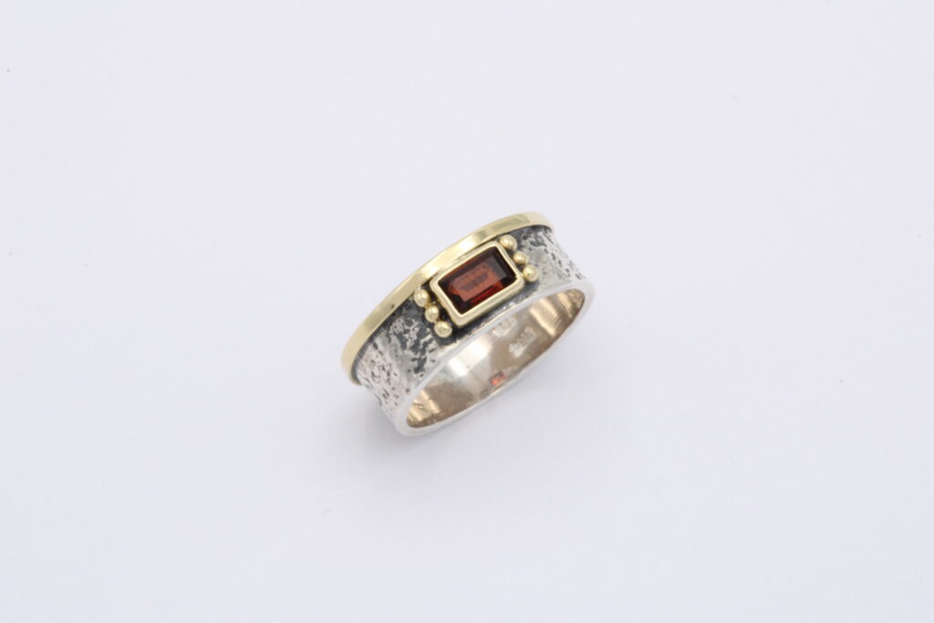 “One side ΙI” Ring, silver and gold, garnet