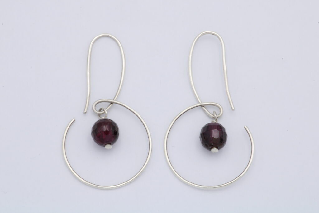 “Unicondular VI” Earrings silver, garnet