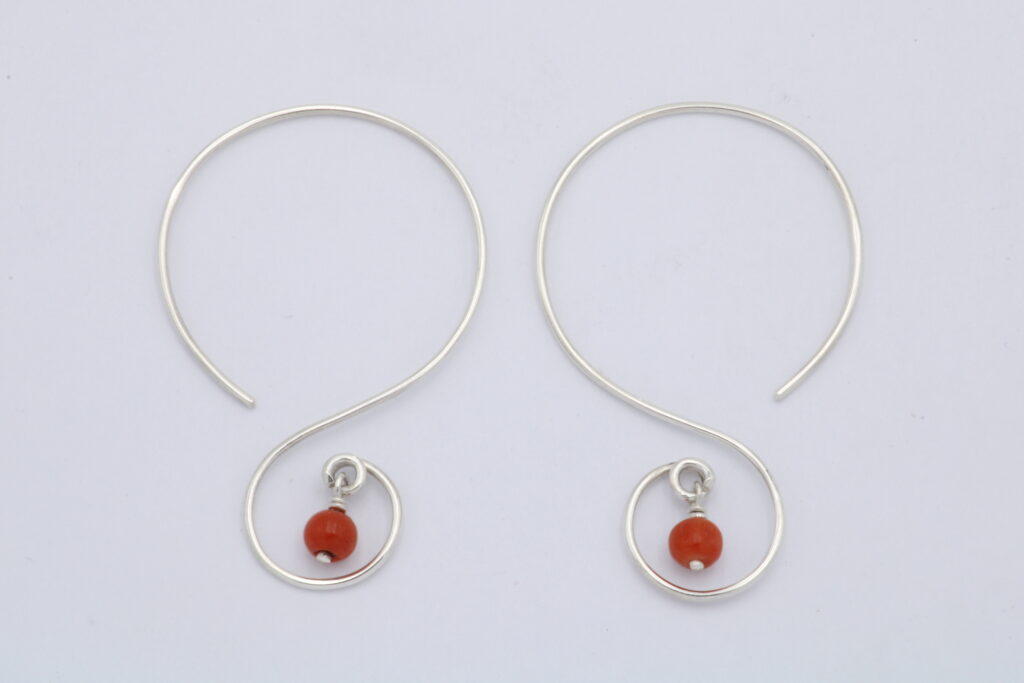 “Unicondular V” Earrings silver, coral
