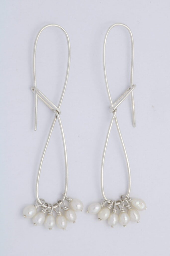 “Unicondular III” Earrings silver, pearls