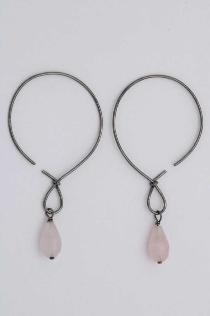 “Unicondular I” Earrings silver, black, rose quartz