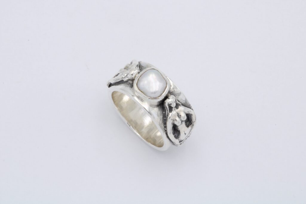 “Mermaids” Ring, silver, pearl