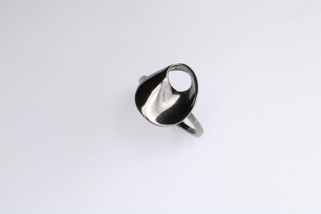 “Moebius ring IV” Ring, silver, black