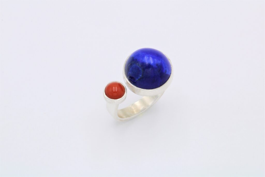 “Coral dot” Ring, silver, coral, lapis