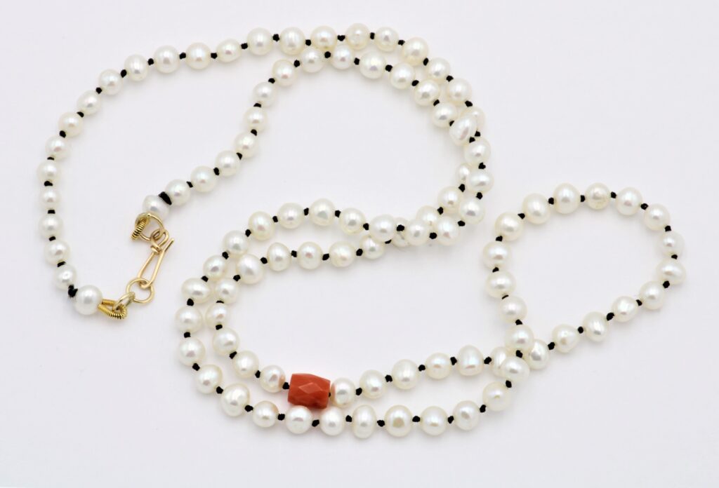 “Pearl with a twist” Necklace, gold, pearl, coral