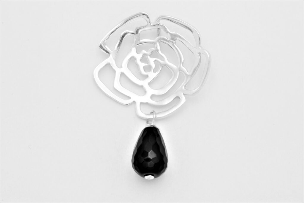 “White rose ΙΙΙ” Pendant, silver and gold, onyx