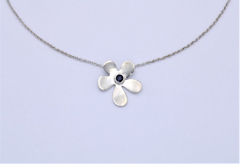 “Five petals” Necklace, white gold, saphire