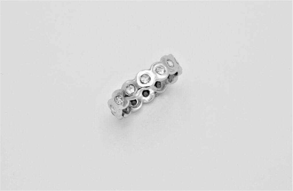 “Οκταράκι” Δακτυλίδι λευκόχρυσο με διαμάντια