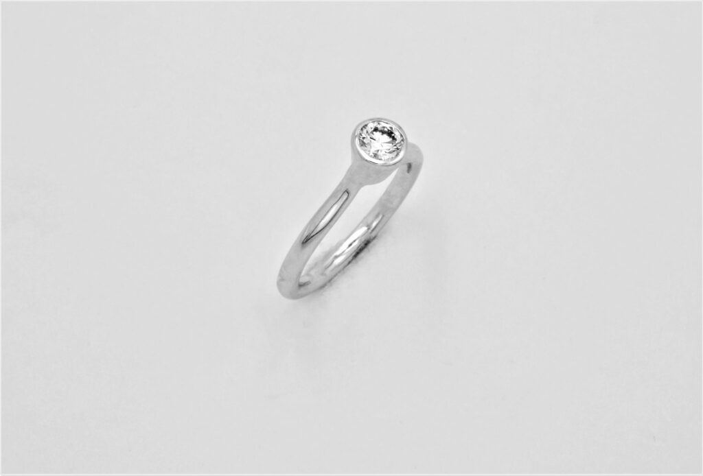 “Solitaire with a twist” Ring, white gold, diamond