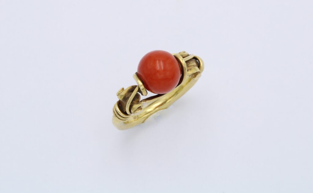 “11th century museum copy” Ring, gold, coral