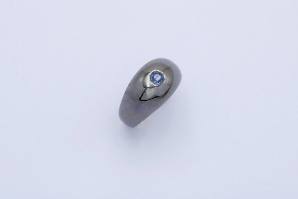 “Curvy” Ring, silver, black, saphire