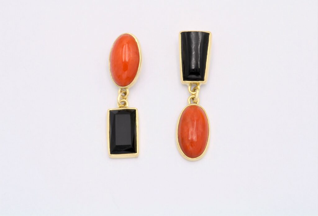 “Balanced asymmetry” Earrings gold, onyx, coral