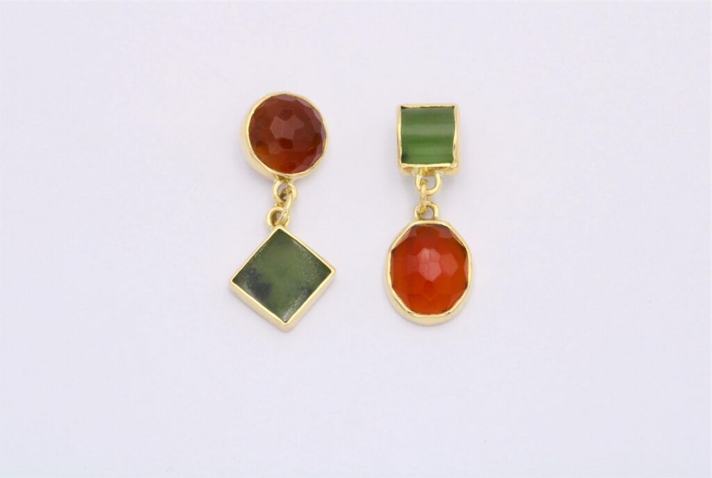“Balanced asymmetry” Earrings gold, jade, carneol