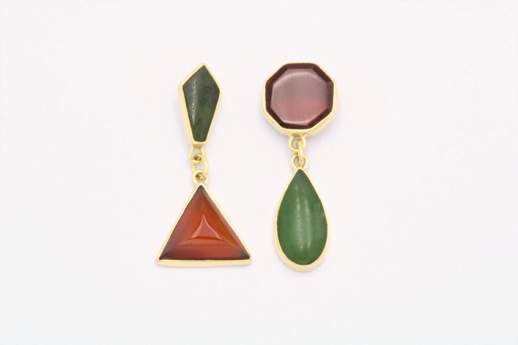 “Balanced asymmetry” Earrings gold, jade, carneol