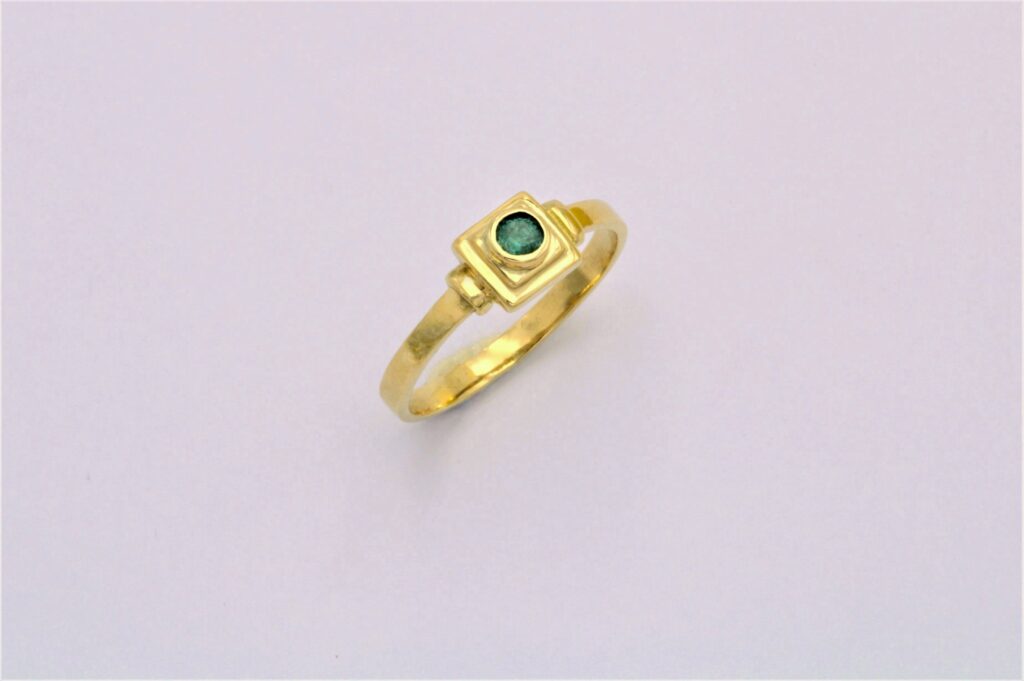 “Square mini ” Ring, gold, emerald