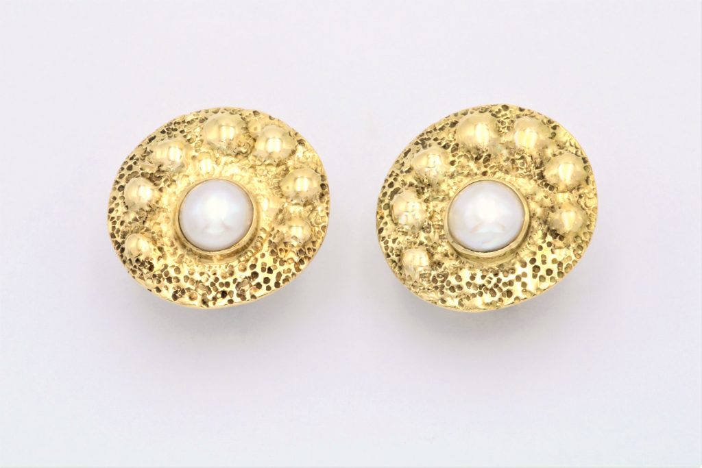 “Round hamered” Earrings, gold, pearl