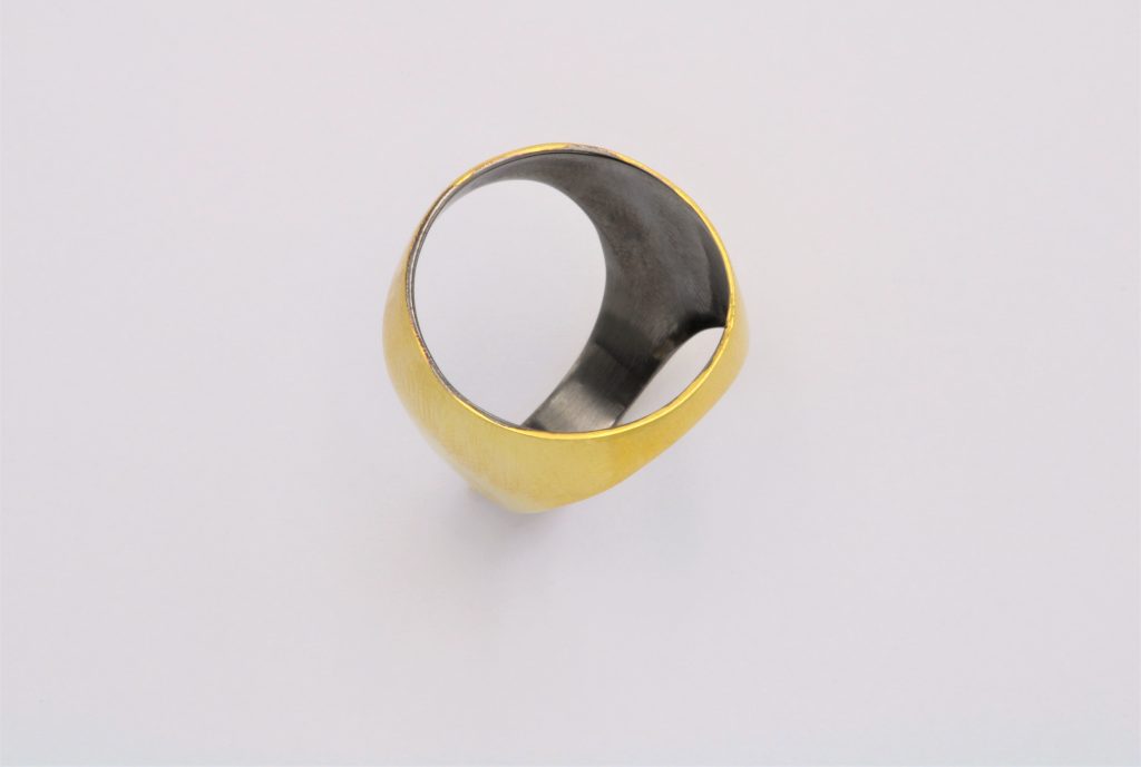 “Naked King’s ring” Ring, silver, yellow, black