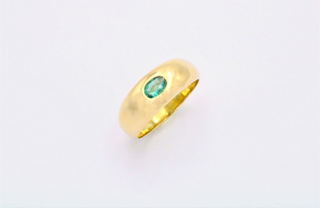 “Classic” Ring, gold, emerald