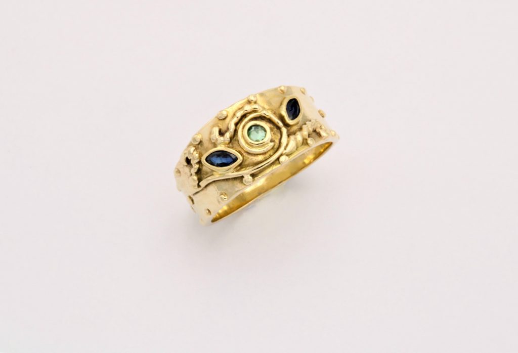 “Larnax” Ring, gold, saphire, emerald
