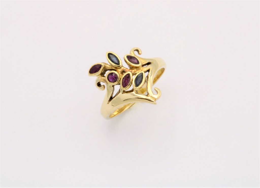 “Laurel leaves II” Ring, gold, saphire, ruby