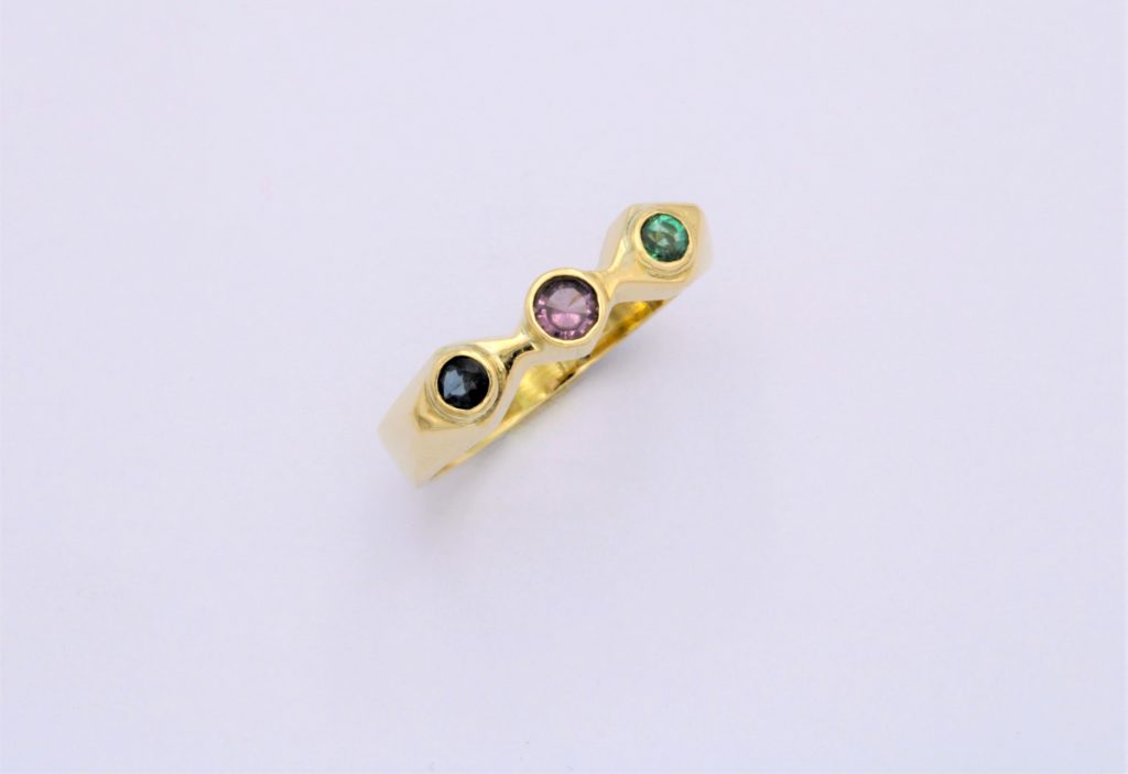 “Τρίπετρο ρομβοειδές” Δακτυλίδι χρυσό με ζαφείρι, ρουμπίνι, σμαράγδι