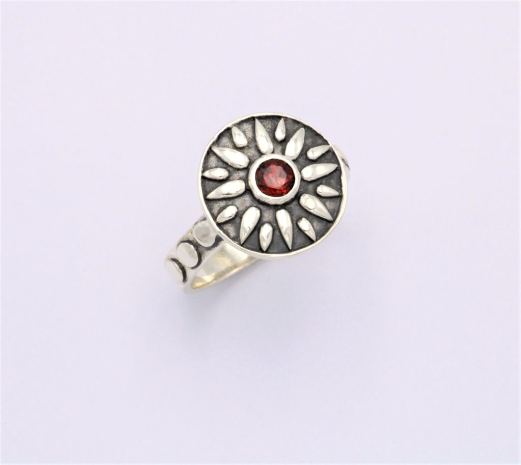 “Vergina sun” Ring, silver, garnet