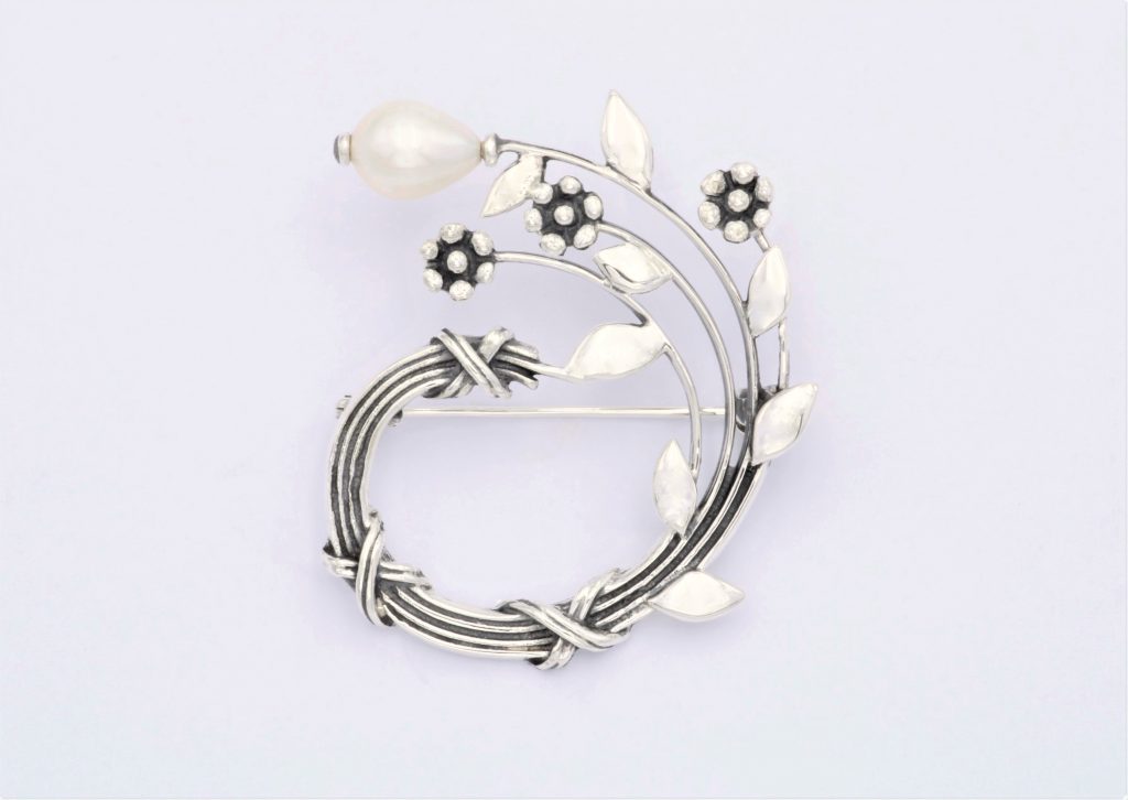 “May” Brooch silver, pearl