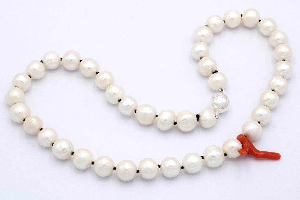 “Pearl with a twist” Necklace, gold, pearl, coral