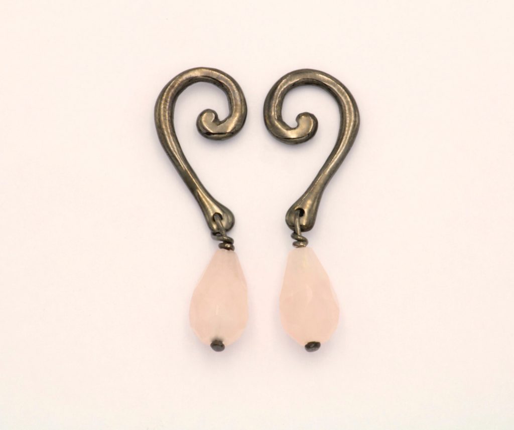 “Wave” Earrings silver, black, rose quartz