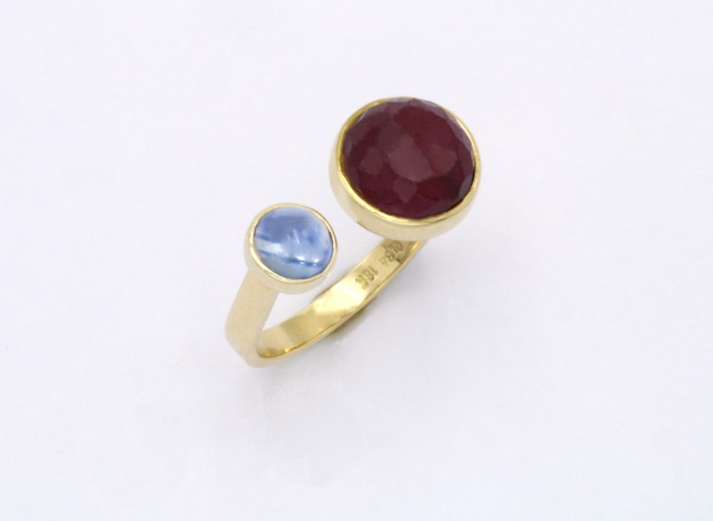 ”Μπλε τελεία  “Δακτυλίδι χρυσό με ζαφείρι και ρουμπίνι