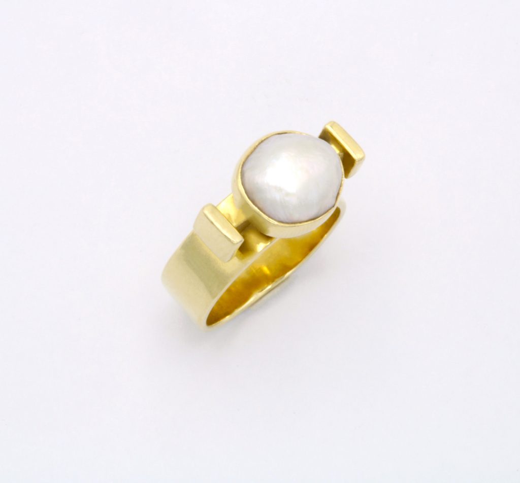 “Double squares” Ring, gold, pearl