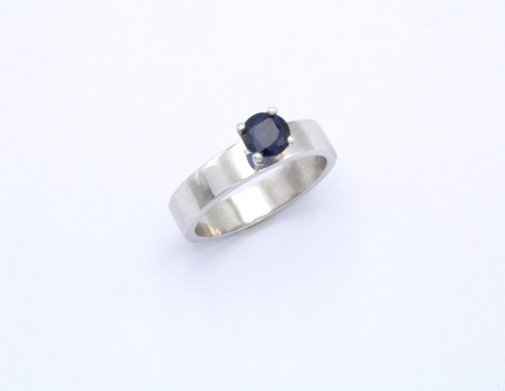 “Solitaire” Ring, silver, saphire