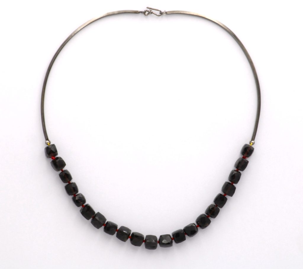 “Red thread on smoky quartz” Κολιέ ασημένιο μαύρο με καπνία χαλαζία